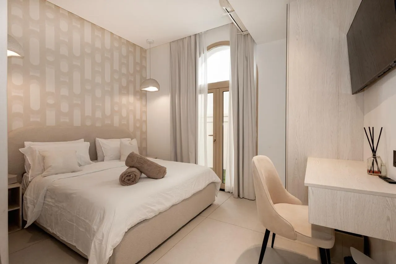 Chambre spacieuse avec décoration moderne